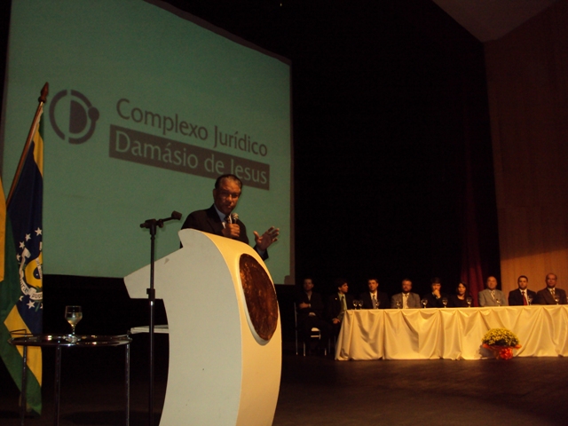 Foto: Edmar/ Prof. Damásio de Jesus palestrando ao fundo mesa principal