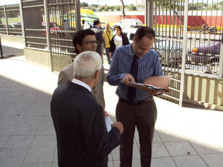 Conselheiro Felipe Oliveira recebendo os advogados Everaldo Lemos e Claudio Heringer