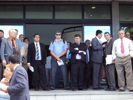Advogados reunidos em frente entrada do Fórum