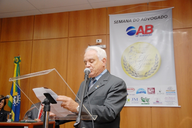 Foto: Anderson: Dr. Ronaldi Policani fazendo os agradecimentos