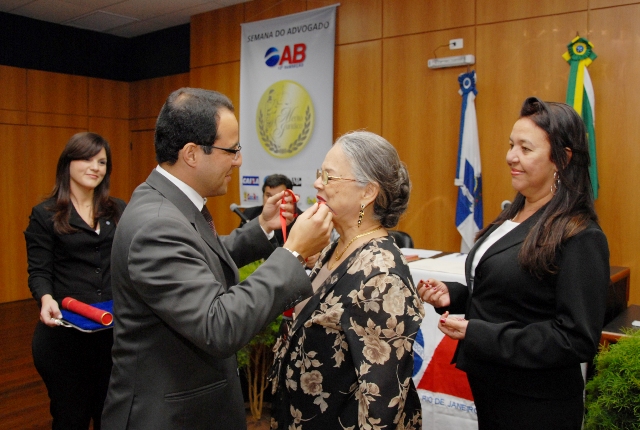 Foto: Anderson: Dr. Filipe Estefan entregando Medalha Mérito Jurídico Dra. Angela Peixoto