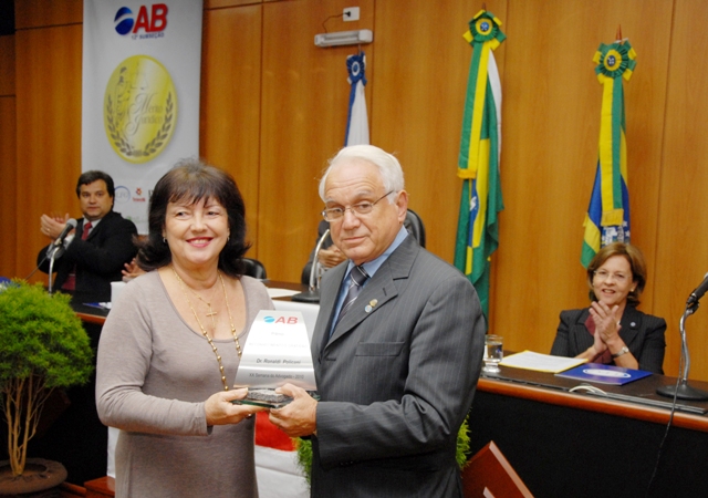 Foto: Anderson: Dr. Ronaldi Policani recebendo troféu Prêmio Jurídico das mãos de sua esposa Dra. Carmem Policani