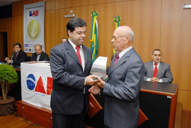 Foto: Anderson: Dr. Lenicio Figueiredo Salles entregando troféu Prêmio Jurídico ao seu pai Dr. Lenicio Salles