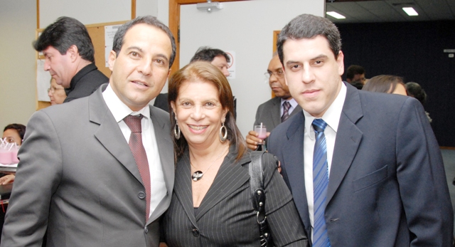 Foto: Anderson: Dr. Filipe Estefan, Dra. Marlucia Barbosa e Dr. Thiago Freitas de Carvalho
