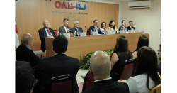 Entrega de medalha e troféus a advogados que se destacaram na profissão.